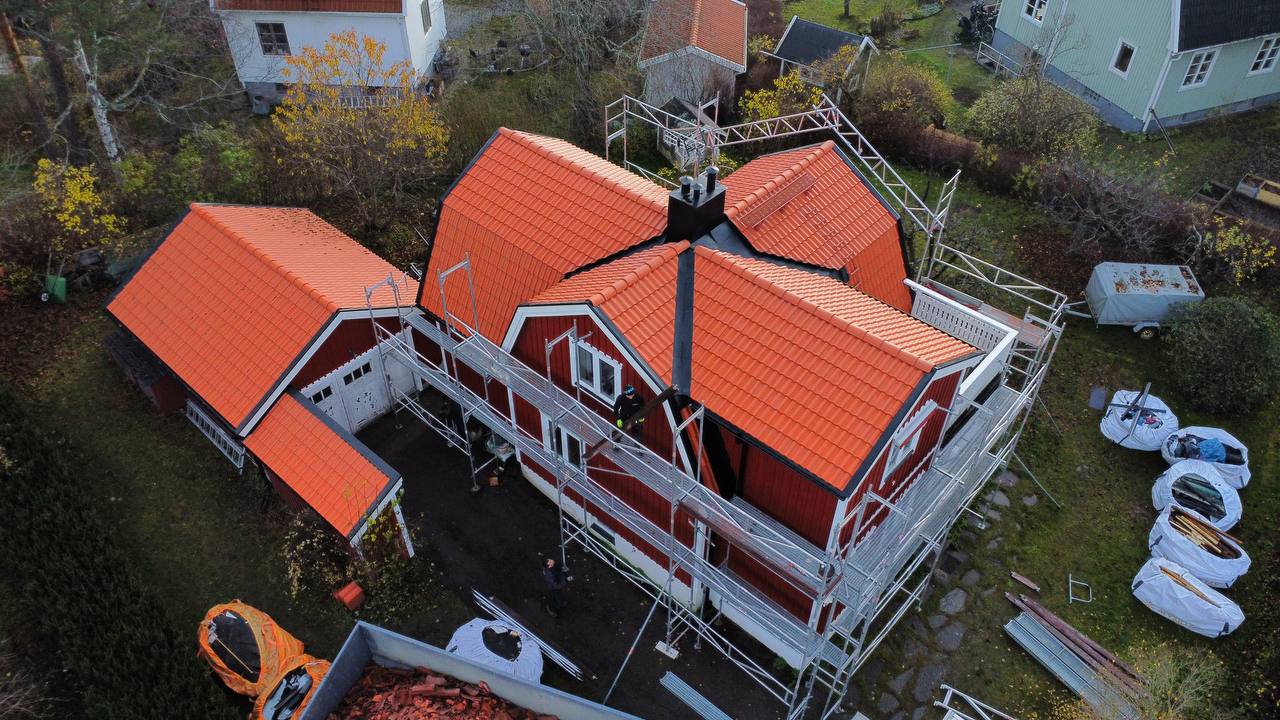 Före — Komplett Takbyte Villa Stocksund